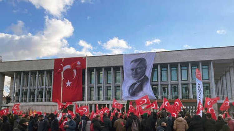 Scuffle occurs between Turkish opposition politicians and police