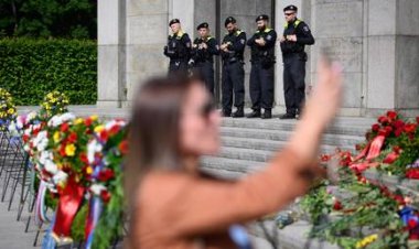 Under Strict Police Oversight in Berlin, 'Immortal Regiment' Pays Tribute to Soviet WWII Veterans