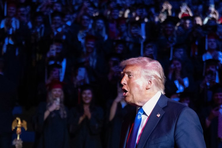 Trump Uncertain on Upholding the Constitution When Pressed, Responds: 'I don't know'